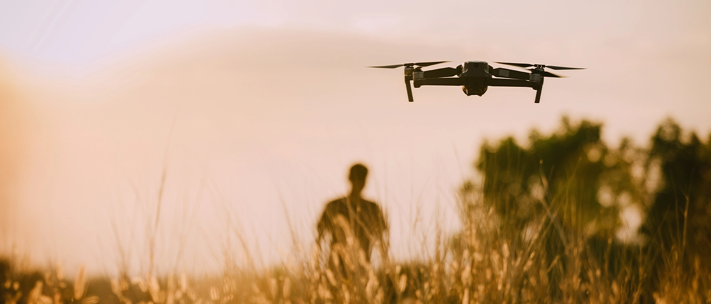latanie dronem nad terenem prywatnym